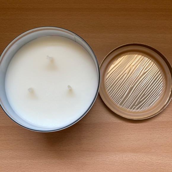 Frosted Cranberry Bath & Body Works Candle 14.5oz - Picture 3 of 4